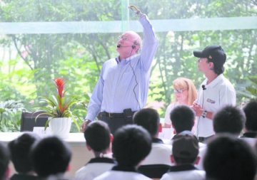 男子遭高压电击中做28次手术 获博士学位