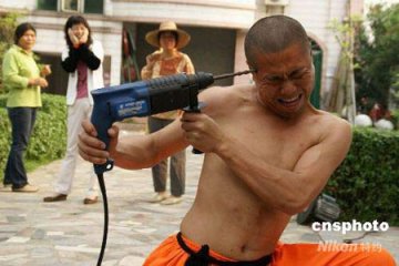 武林高手表演电钻人体 空手抓停切割机