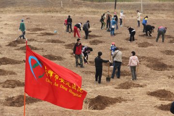 赤峰市安定医院组织职工植树节义务植树