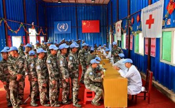 中国第十四批赴利比里亚违和医疗分队为违和官兵送健康