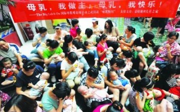 武汉30余母亲在商场集体喂奶 呼吁设更多母婴室