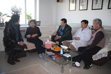 中央国家机关工委领导来中国康复研究中心看望全国劳模和患病职工