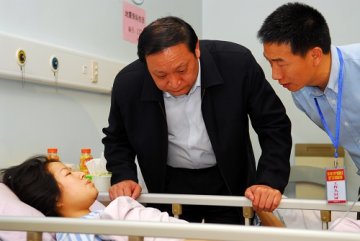 卫生部副部长王国强来到成都华西医院和四川省人民医院