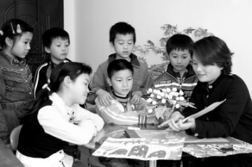 为留守儿童架起心灵之桥