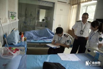 执法队正在向病房内躺着的女人做笔录