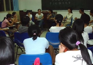 医学教务处组织相关人员赴珠海校区与八年制新生进行交流