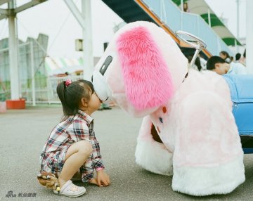 摄影师拍女儿嘟嘴亲吻传递温暖