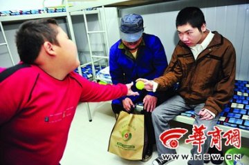 21岁小伙被关家中8年续：治疗83天后出院