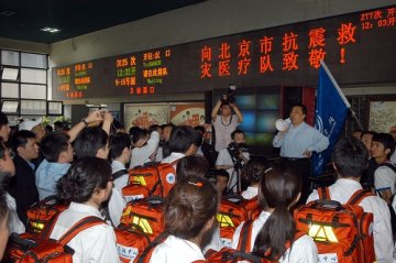 北京市卫生局紧急抽调救护车与急救人员