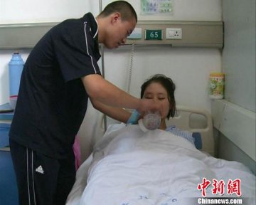痴情男孩欲“卖身”救重病女友 网友力挺