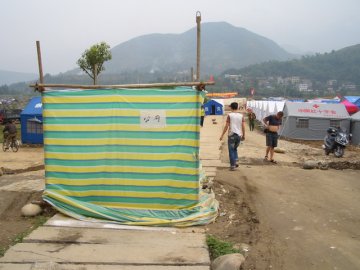 指导平武县城灾民安置点公共厕所修建工作