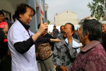 淮北市眼科专家进乡村 为白内障术后老人跟踪服务