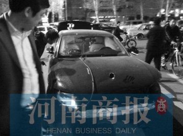 男子带怀孕老婆就医连撞两车