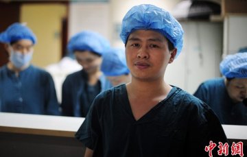 探访：重庆医院里的男护士