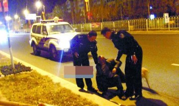 醉酒老人躺马路上吐血拒绝送医治疗