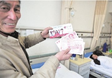 女子在医院向6名患者每人派发2千元后离去