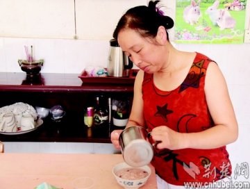 农妇照顾植物人丈夫十年口对口喂其三餐