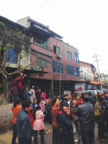 两名女孩钻进木箱玩躲猫猫窒息死亡6天后被发现