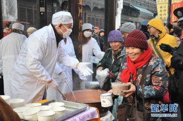 各地免费发放腊八粥 “白娘子”登场
