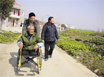 农民父子接力照顾截肢知青31年
