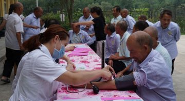 市第三人民医院深入三岔河敬老院义诊