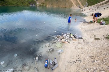 英迷人湖泊含剧毒 难挡游客热情