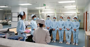 实拍：一线重症监护者