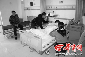 4岁男孩厨房找食物跌进开水锅严重烫伤