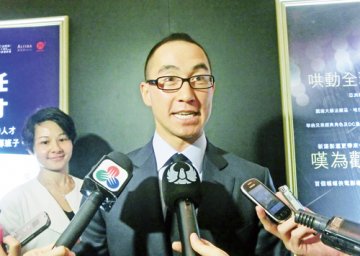 何猷龙：冀政府多咨询 吸烟室不影响员工健康