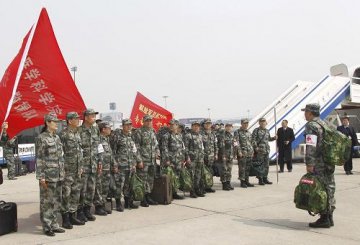 解放军医疗专家队乘救援包机飞赴灾区