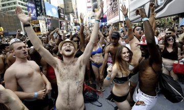健康趣图：美国纽约数千人庆祝内衣日