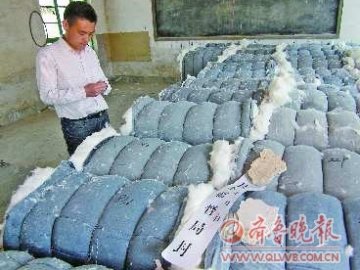 山东聊城一黑作坊臭水泡布条 造白“丝棉”