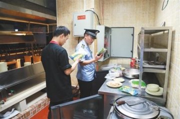 汉丽轩烤肉店剩菜流回餐桌被查封 用广告遮公示书