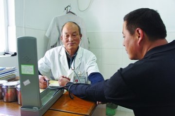 待产孕妇被阻江边 医生“织”起人墙就地接生