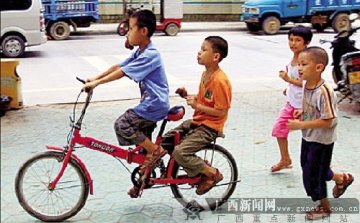 男孩患病舌头露出嘴外20厘米 不畏歧视坚强求学