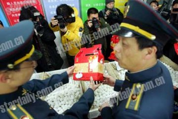 元宵散着卖 普遍不遮盖 突击检查元宵市场
