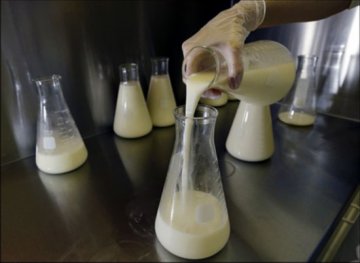 辣妈奶水源源不绝 成捐赠母乳最多的人组图