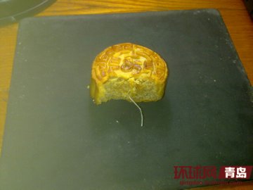 85度c月饼吃出线头 称不敢保证100%没问题