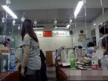 湖北高考班集体打吊瓶复习 校方称补充氨基酸