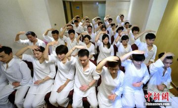长沙首个睡眠班开课 众“白领”现场学睡觉
