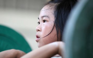 举重的孩子：杠铃下的沉重人生