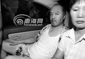 两名男子将重病老人拉到福利院丢弃