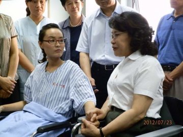 中国残联与中国康复研究中心领导和专家赴哈尔滨看望“最美女教师”张丽莉邀其来京接受康复治疗