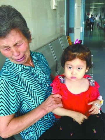 三岁女孩罹患癌症 父母均为精神病人