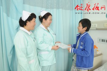 11岁男孩亲笔手书感人肺腑的信件感谢北京佑安医院