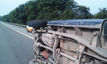 医学院皮卡侧翻散落16具尸体 警方确认系标本