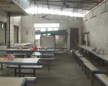 塑料桶先装桐油后装食用油 218名工人同时中毒
