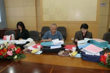 党建评估专家组认真审阅资料细致做好考评工作