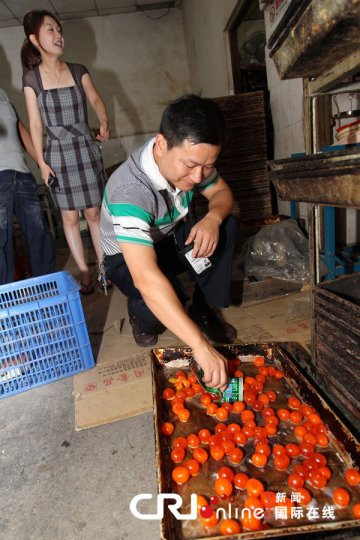 深圳黑作坊臭蛋黄霉面包造月饼 包装印QS标志