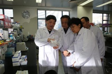 国家卫生计生委王国强、崔丽副主任一行慰问中国疾控中心工作人员